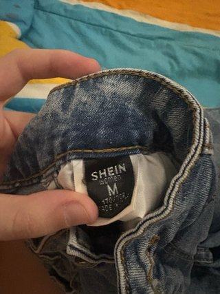 Pantalón tejano pitillo azul con aberturas