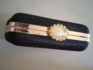 Bolso de fiesta negro con detalles dorados