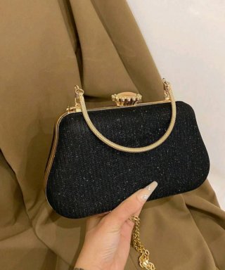 Bolso de fiesta negro con detalles dorados