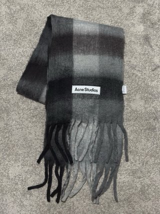Bufanda Acne Studios Gris y Negra