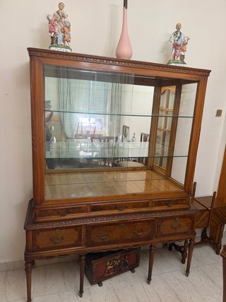 Mueble de comedor de madera y cristal