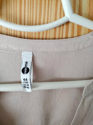 Blusa Beige Cuello V Mangas Cortas Talla 42