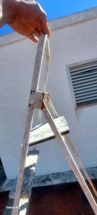 Escalera metálica plegable
