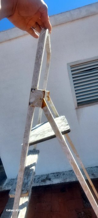 Escalera metálica plegable