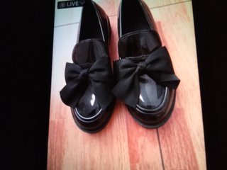 Mocasines charol negro lazo
