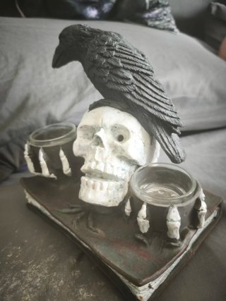 Figura Cuervo Calavera con dos portavelas.