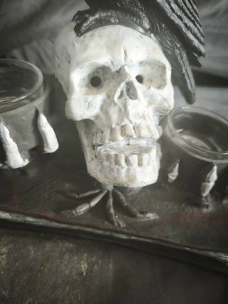 Figura Cuervo Calavera con dos portavelas.