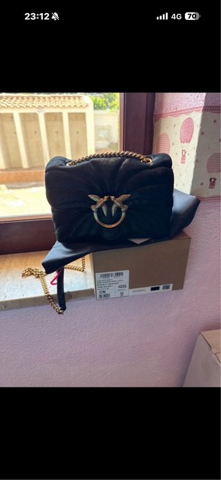 Pinko borsa in pelle nera con dettaglio oro