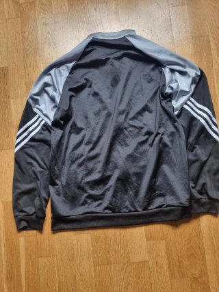 Chaqueta deportiva Adidas negra y gris