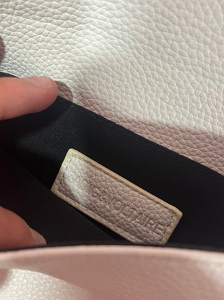 Bolso blanco con cadena plateada