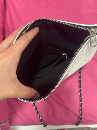 Bolso blanco con cadena plateada