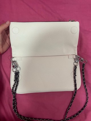 Bolso blanco con cadena plateada