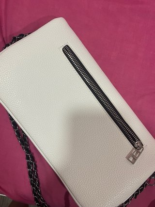 Bolso blanco con cadena plateada