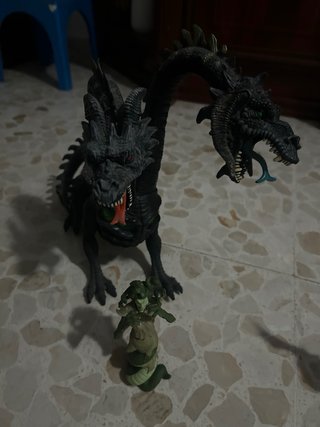Muñecos de fantasía dragón y guerreros