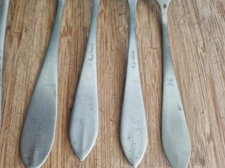Set de cubiertos de metal plateado