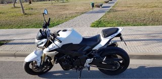 Suzuki GSR 750 Naked Blanca y Negra