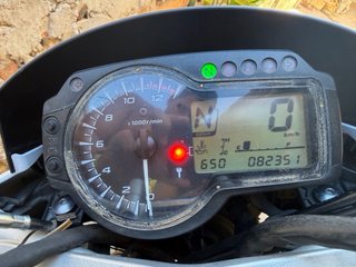 Suzuki GSR 750 Naked Blanca y Negra