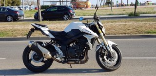 Suzuki GSR 750 Naked Blanca y Negra