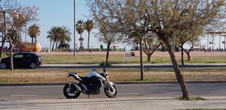 Suzuki GSR 750 Naked Blanca y Negra