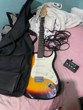 Guitarra eléctrica con funda y amplificador