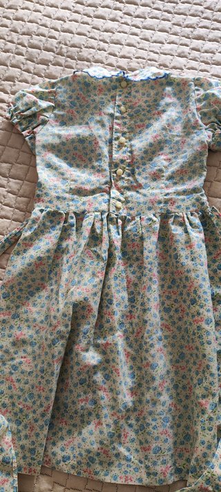 Vestido de niña con callos en pechera