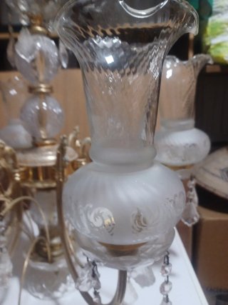 Elegante lámpara colgante dorada y cristal