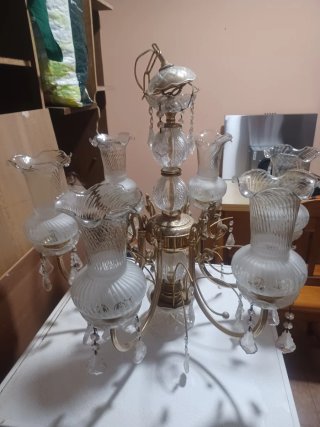 Elegante lámpara colgante dorada y cristal
