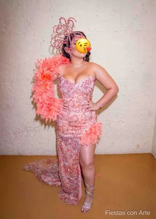 Vestido de fiesta largo con cola y corona