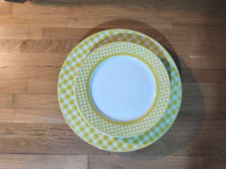 Set di stoviglie in ceramica con quadri gialli e bianchi