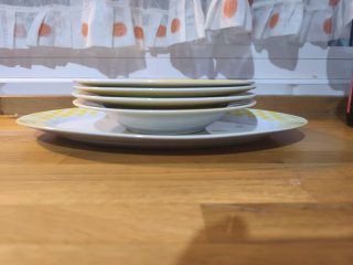 Set di stoviglie in ceramica con quadri gialli e bianchi