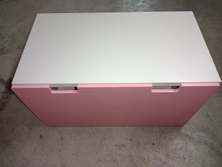 Baúl rosa y blanco