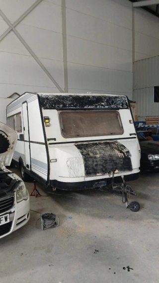 Caravana blanca y negra con papeles