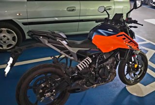 KTM Duke 125 2025 Azul/Naranja, perfecto estado.