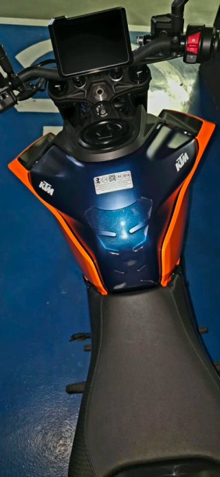 KTM Duke 125 2025 Azul/Naranja, perfecto estado.