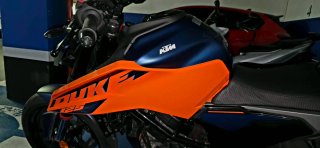 KTM Duke 125 2025 Azul/Naranja, perfecto estado.