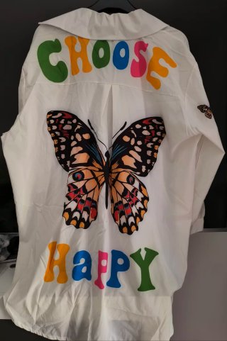 Camisa blanca mariposas y texto CHOOSE HAPPY