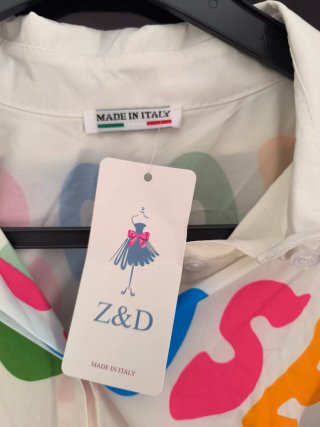 Camisa blanca mariposas y texto CHOOSE HAPPY