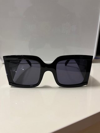 Gafas de sol Chanel negras y doradas