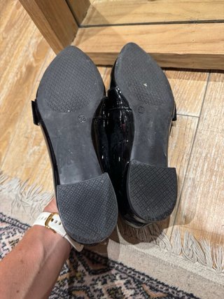 Zapatos charol negros, con puntera y hebilla
