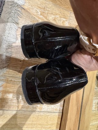 Zapatos charol negros, con puntera y hebilla