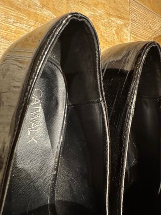 Zapatos charol negros, con puntera y hebilla