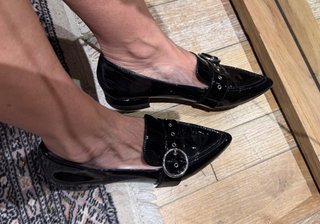 Zapatos charol negros, con puntera y hebilla