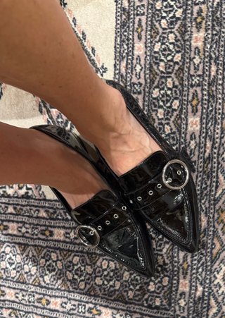 Zapatos charol negros, con puntera y hebilla