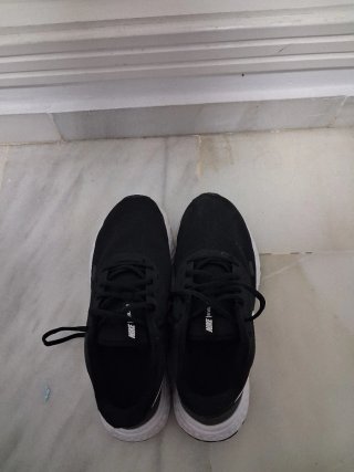 Zapatillas deportivas negras y blancas