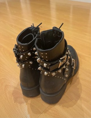 Botines Stradivarius con tachuelas y hebillas