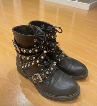 Botines Stradivarius con tachuelas y hebillas