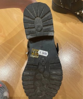 Botines Stradivarius con tachuelas y hebillas