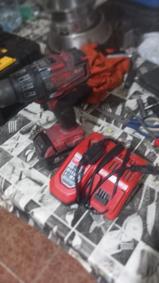 Taladro Milwaukee con batería y cargador