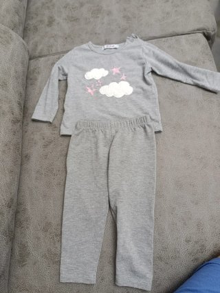 Conjunto gris nubes y estrellas