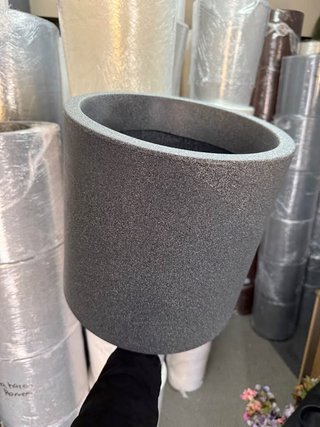 Macetero gris efecto piedra